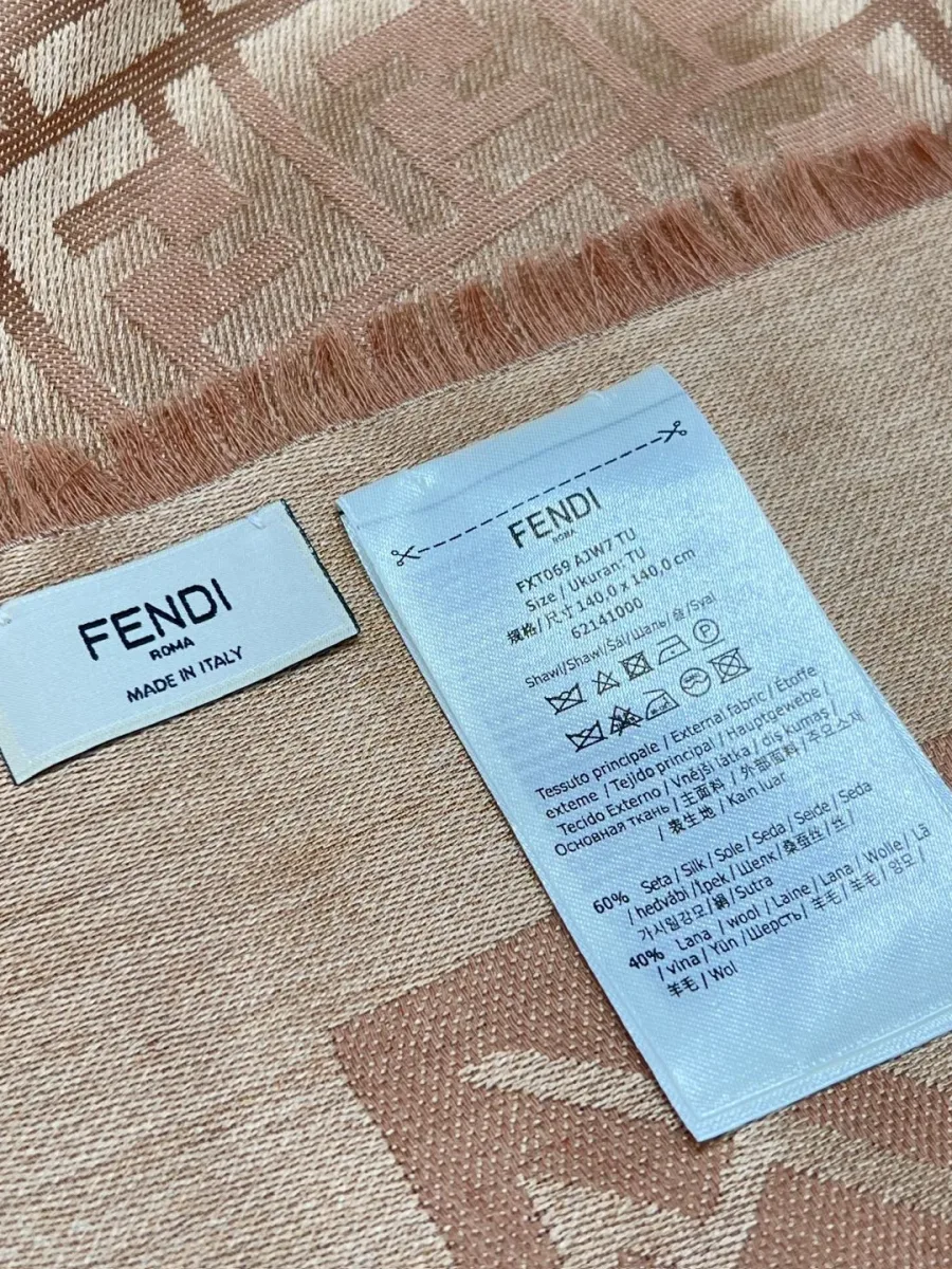 Бирка и ярлык Fendi с указанием состава ткани и размера 140х140 см
