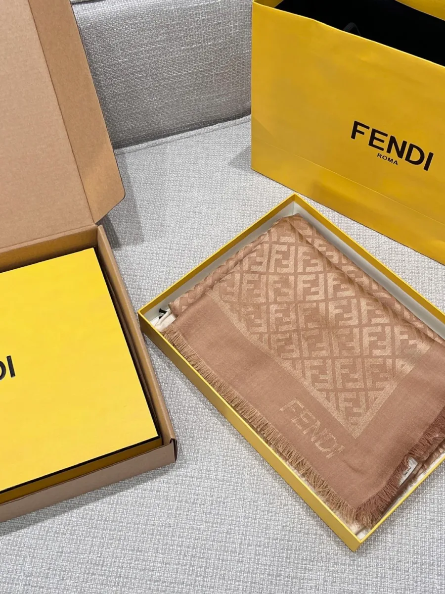 Сложенная бежевая шаль в фирменной коробке Fendi