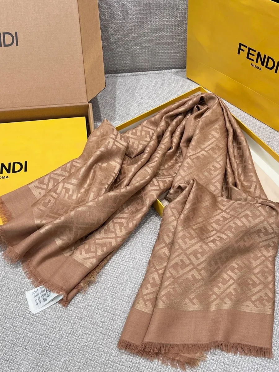 Шаль Fendi рядом с подарочной коробкой и пакетом брендового желтого цвета