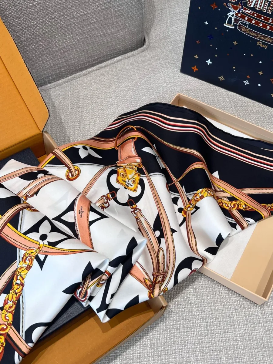 Сложенный шёлковый платок с узором Monogram в коробке, ракурс под углом