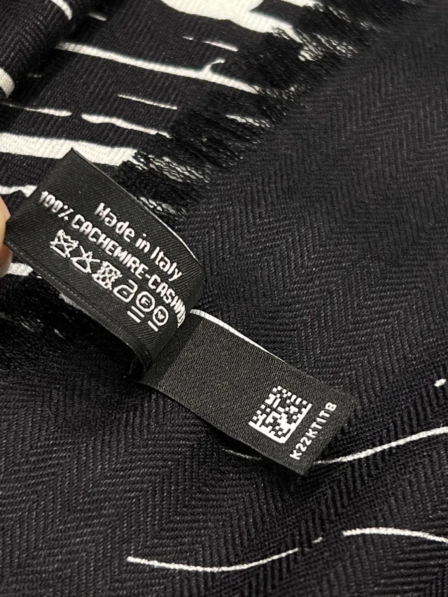 Ярлык с составом ткани 100% кашемир и маркировкой Made in Italy