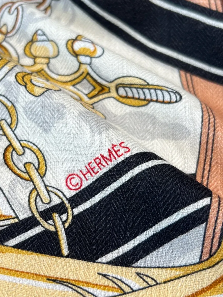Фрагмент узора с цепочками и фирменным логотипом Hermes