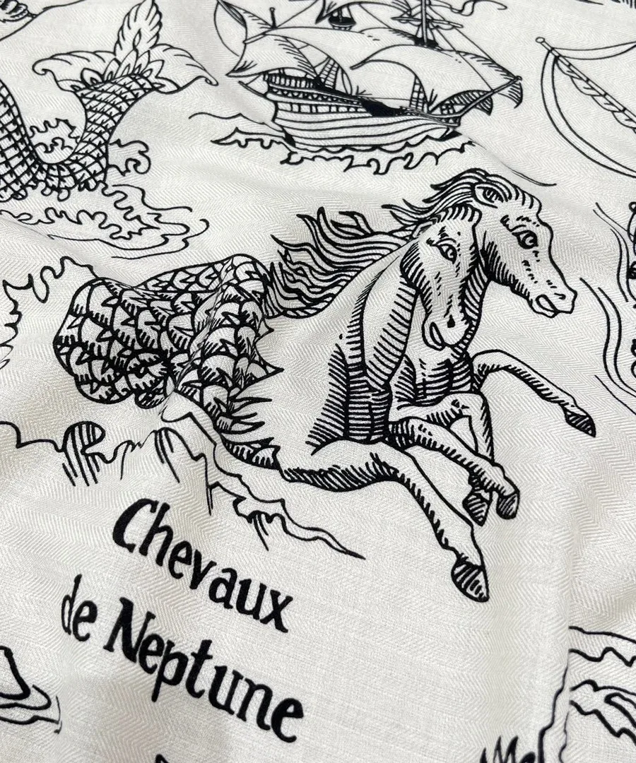Крупный план принта с изображением морского коня Chevaux de Neptune и парусного корабля