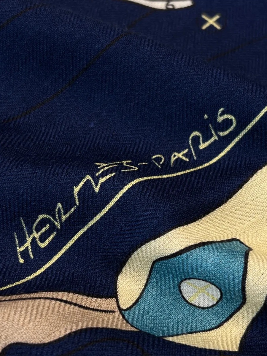 Фрагмент шали с вытканной надписью Hermes-Paris и деталями узора