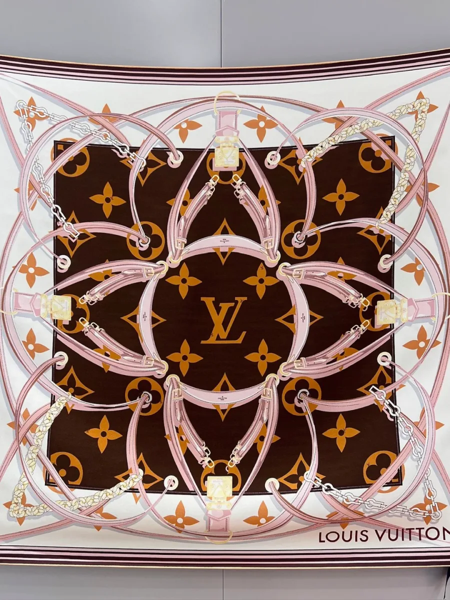 Квадратный шёлковый платок с узором Monogram, ремнями и цепочками в разложенном виде