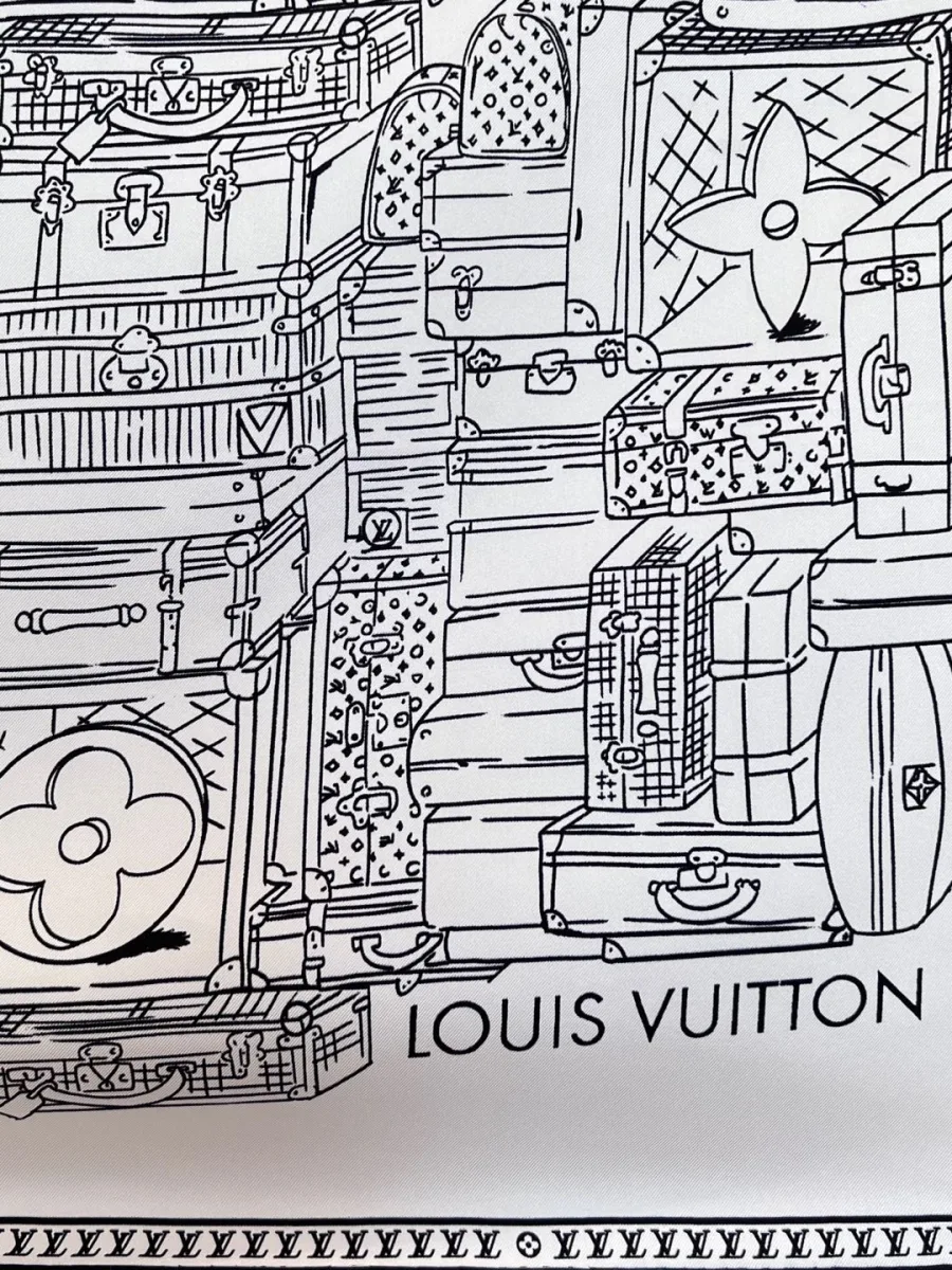 Крупный план графичного рисунка с изображением чемоданов и логотипом Louis Vuitton