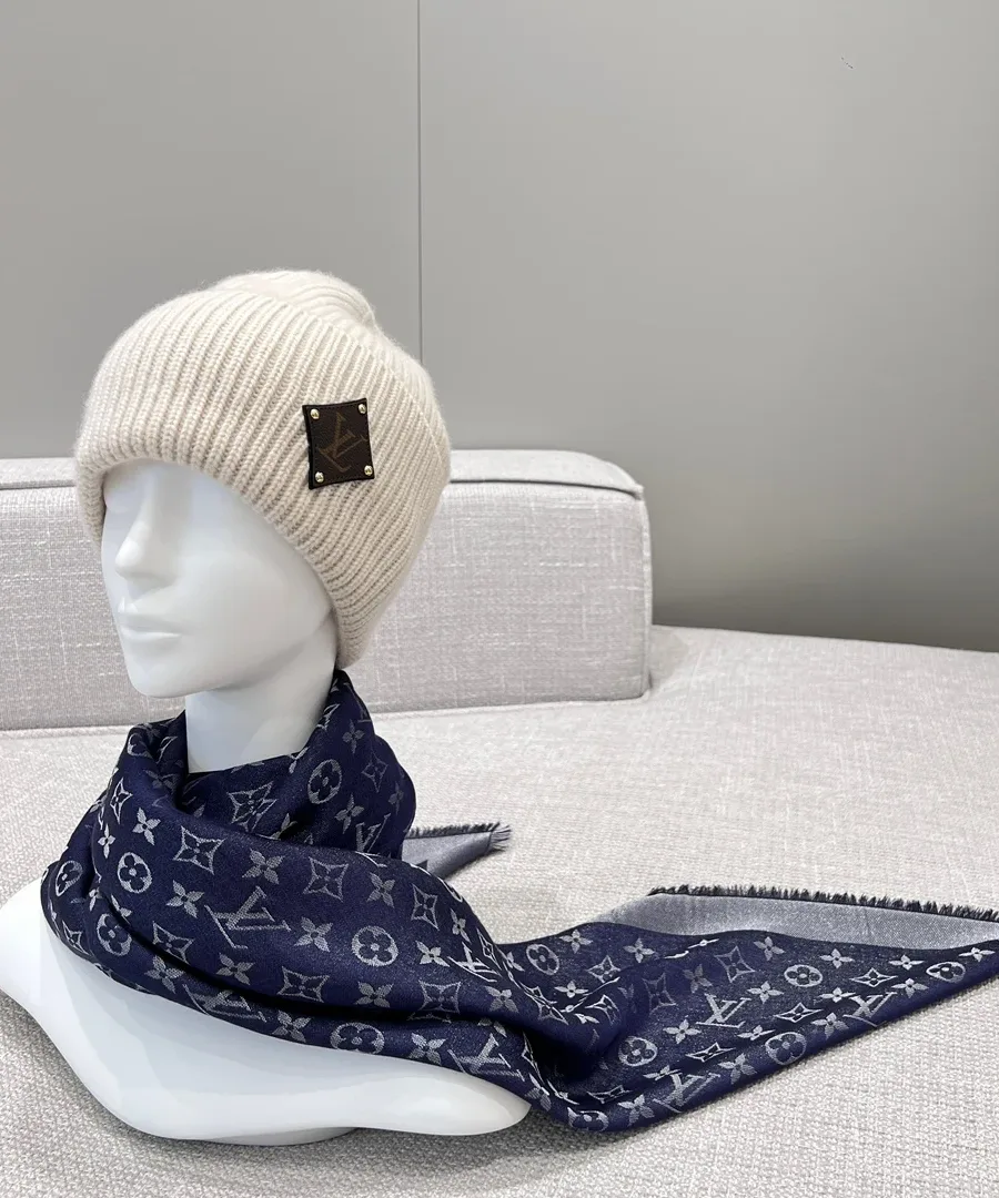 Синяя шаль с жаккардовым узором Monogram на манекене