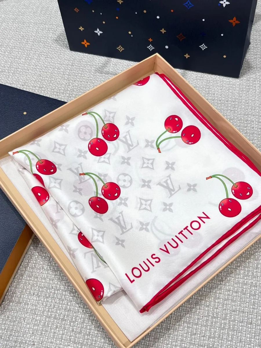 Шёлковый платок с принтом Monogram Cerises, аккуратно сложенный в подарочной коробке