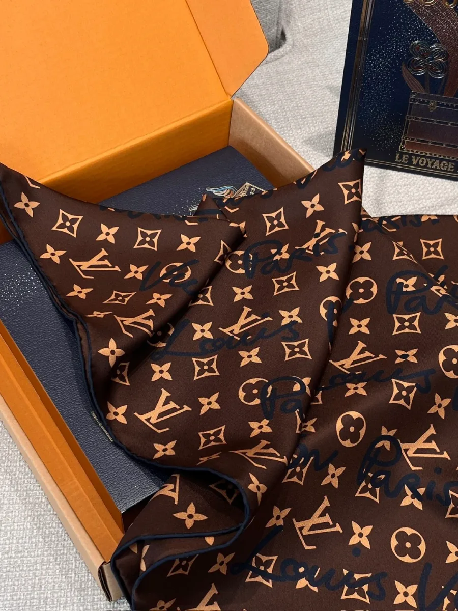 Коричневый платок из шёлка с узором Monogram, сложенный в фирменной коробке