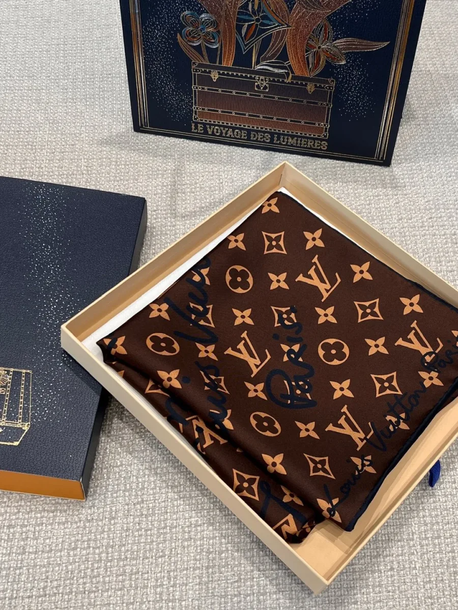 Шёлковый платок с узором Monogram, аккуратно сложенный в подарочной коробке