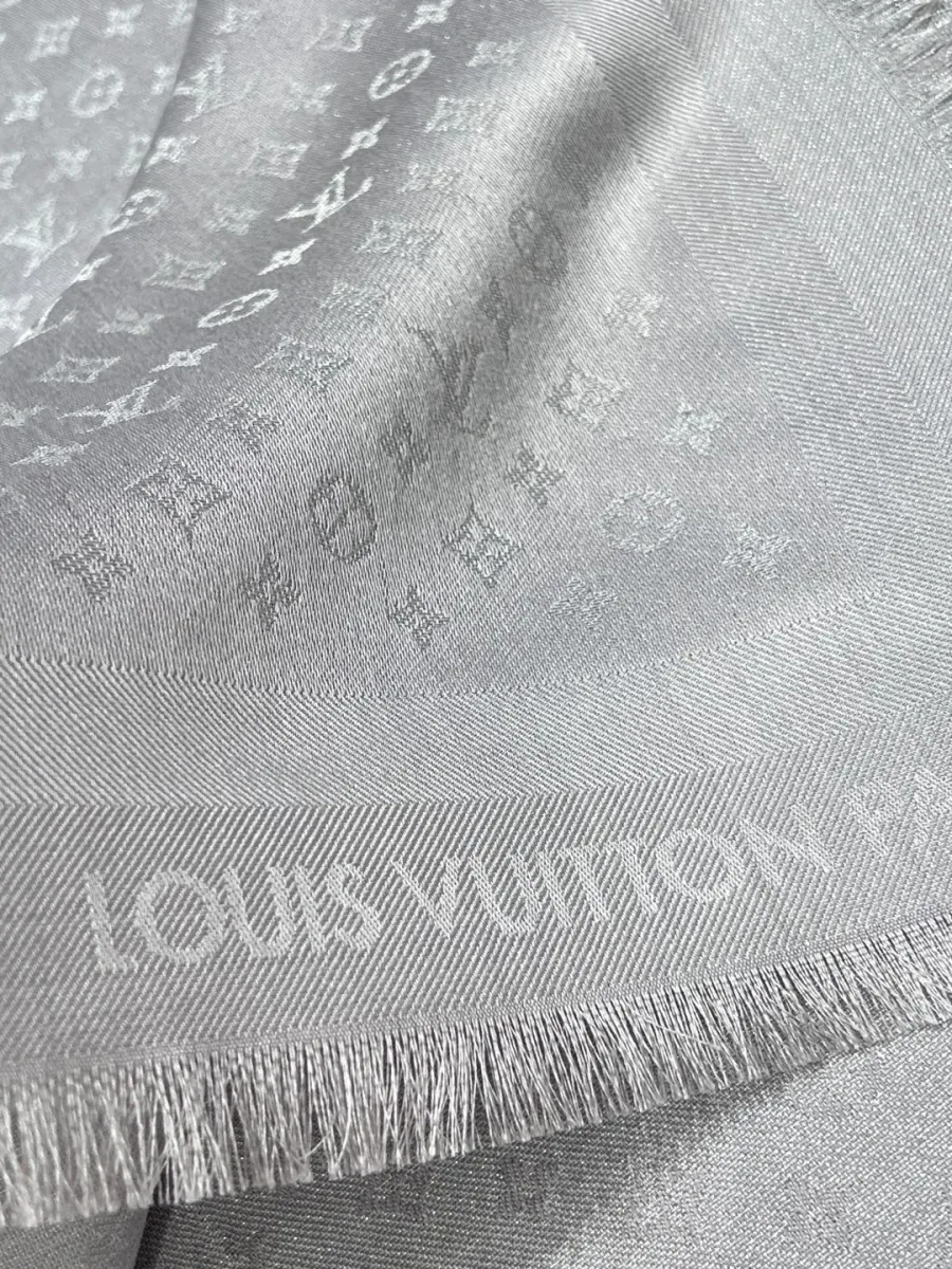 Край шали с надписью Louis Vuitton Paris и бахромой по периметру