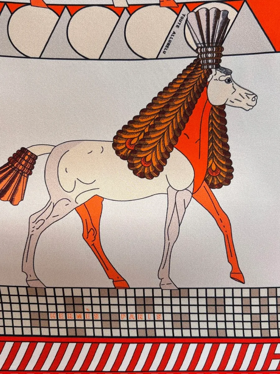 Деталь рисунка платка Hermes с изображением лошади и геометрическим кантом