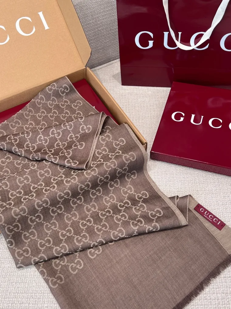 Gucci Коричневый шарф с жаккардовым узором GG