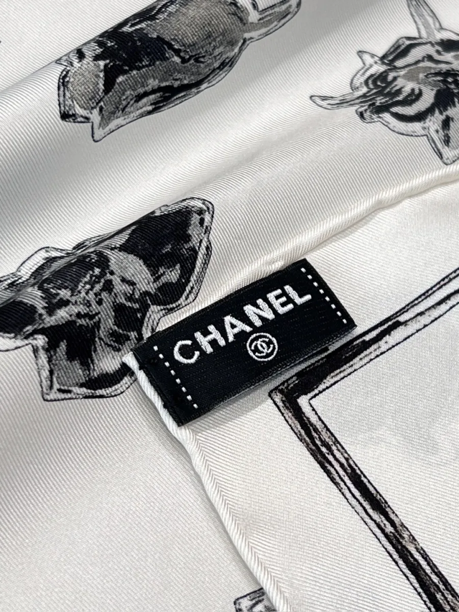 Деталь края платка с ручным швом роуль и пришивной биркой Chanel