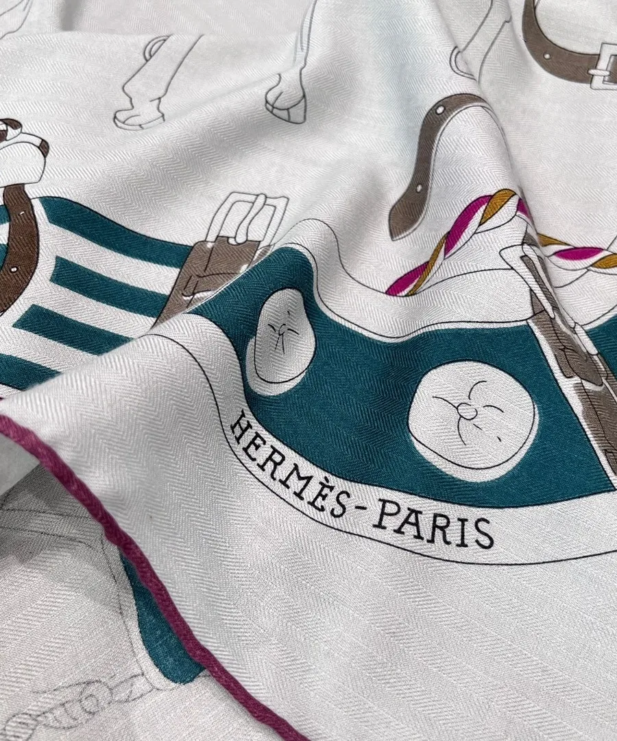 Крупный план фирменной надписи Hermes-Paris и контрастного ручного канта