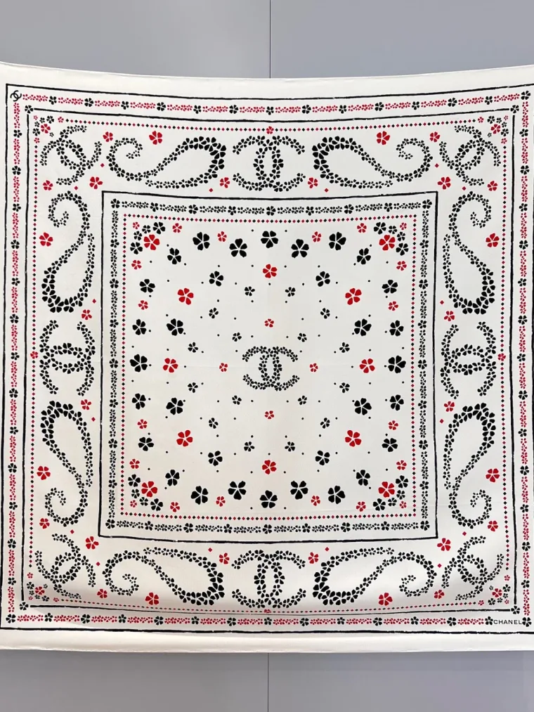 Chanel Белый шёлковый платок с узором пейсли и логотипом CC