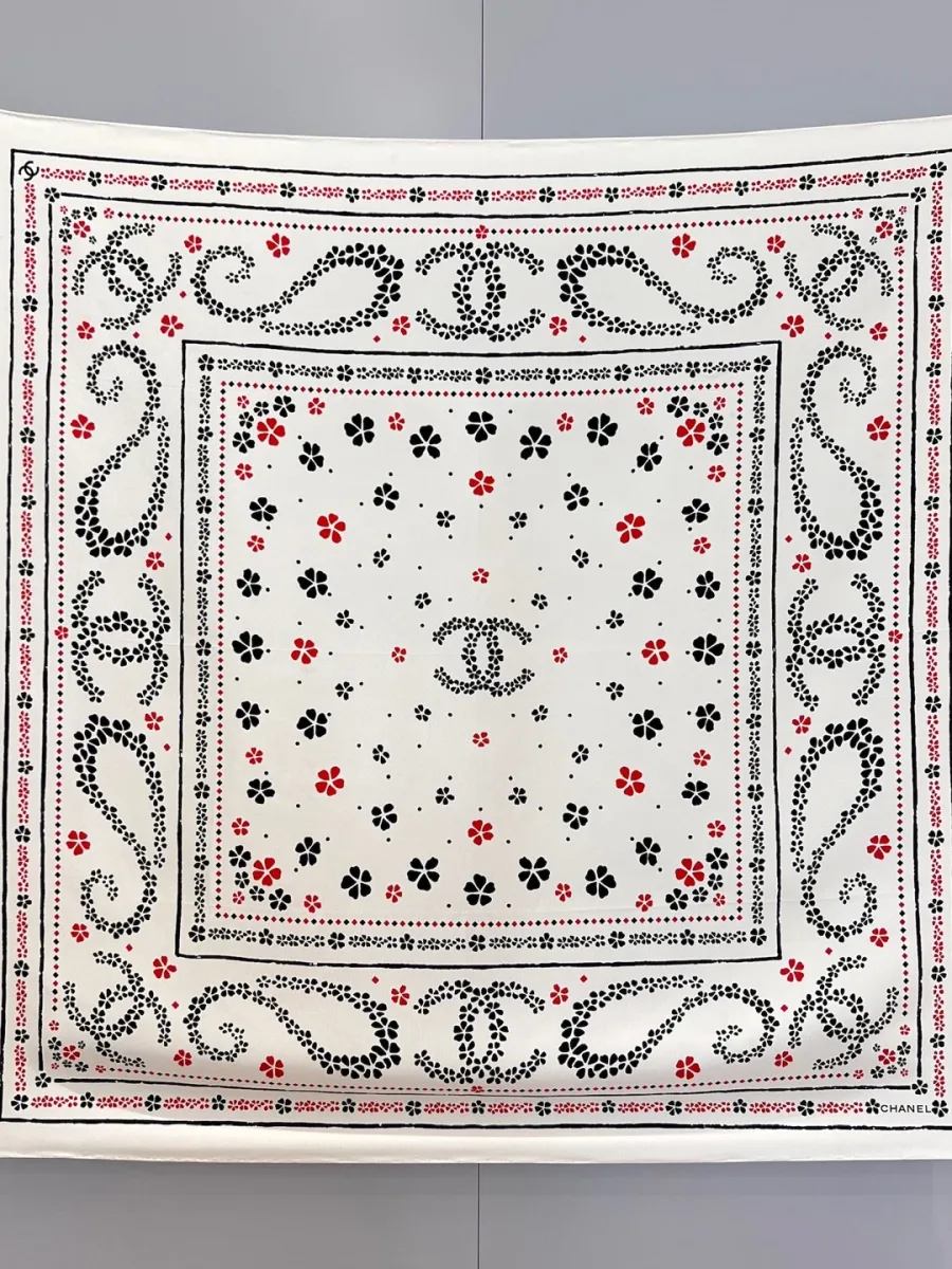 Белый шёлковый платок Chanel с узором пейсли и логотипами CC в разложенном виде