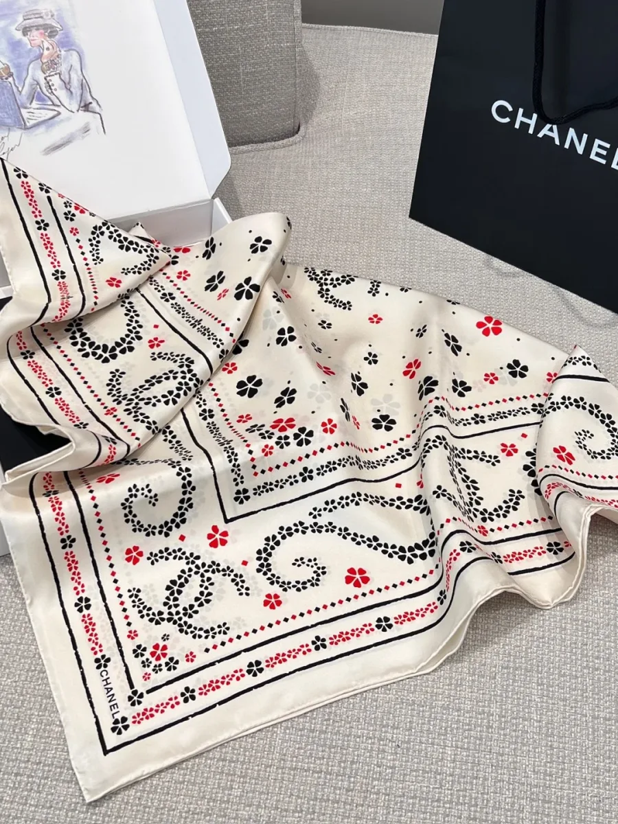 Шёлковый платок Chanel с чёрно-красным узором, драпировка на подарочной коробке