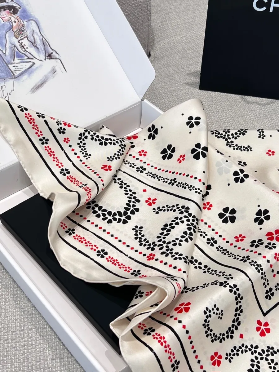 Драпированный белый платок Chanel из шёлка с узором пейсли рядом с коробкой