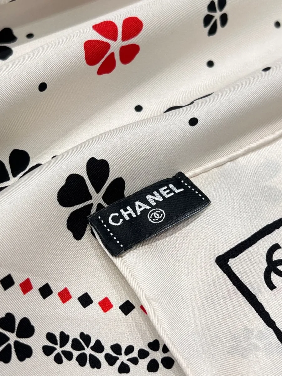 Фрагмент шёлкового платка Chanel с фирменной тканевой биркой и ручным швом роуль