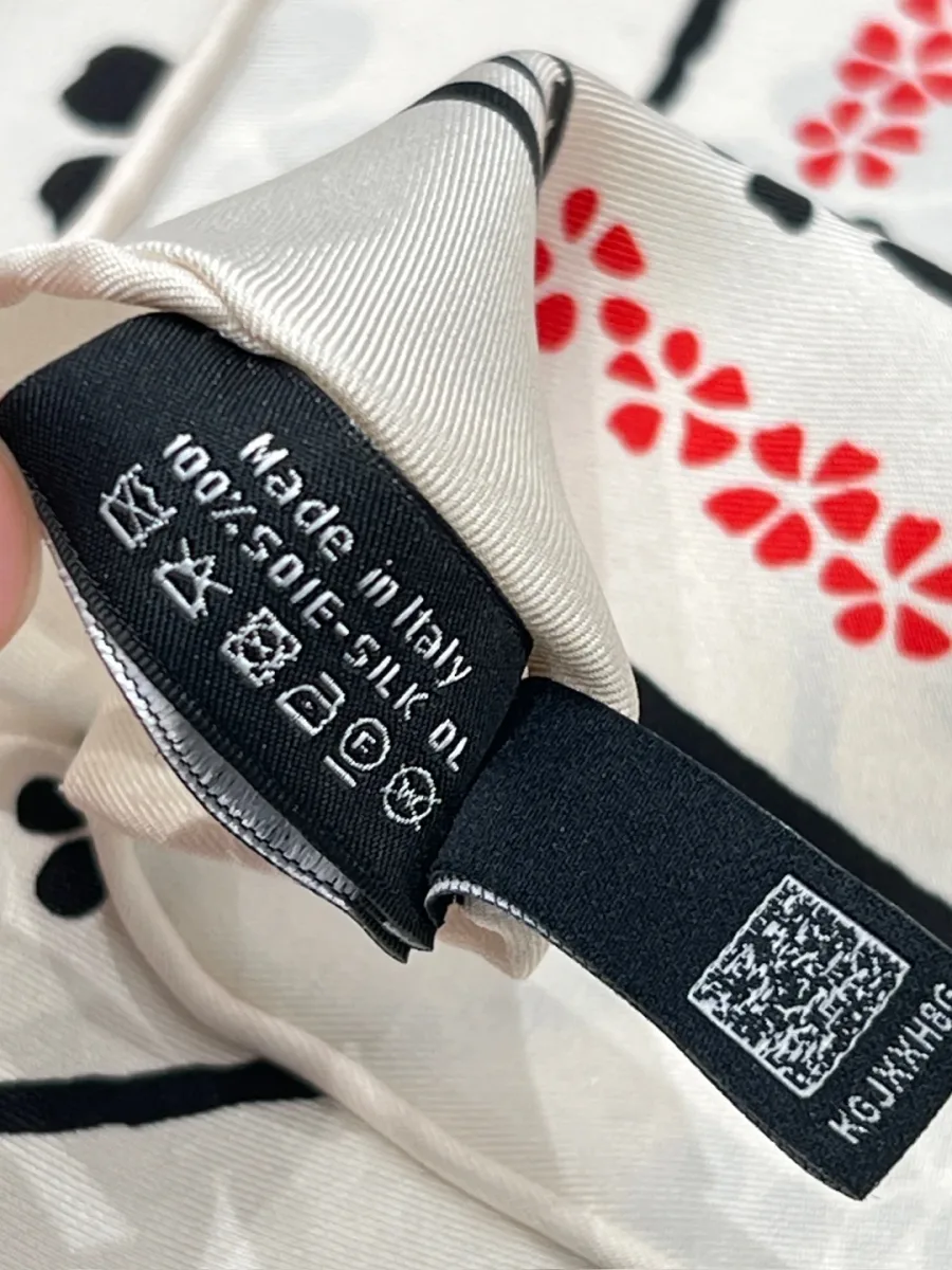 Ярлык с составом 100% шёлк и маркировкой Made in Italy на платке Chanel