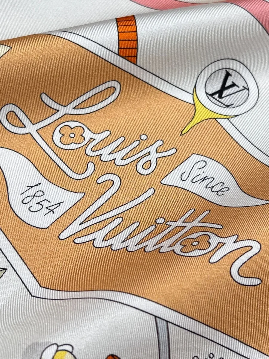 Крупный план принта с винтажным логотипом Louis Vuitton Since 1854