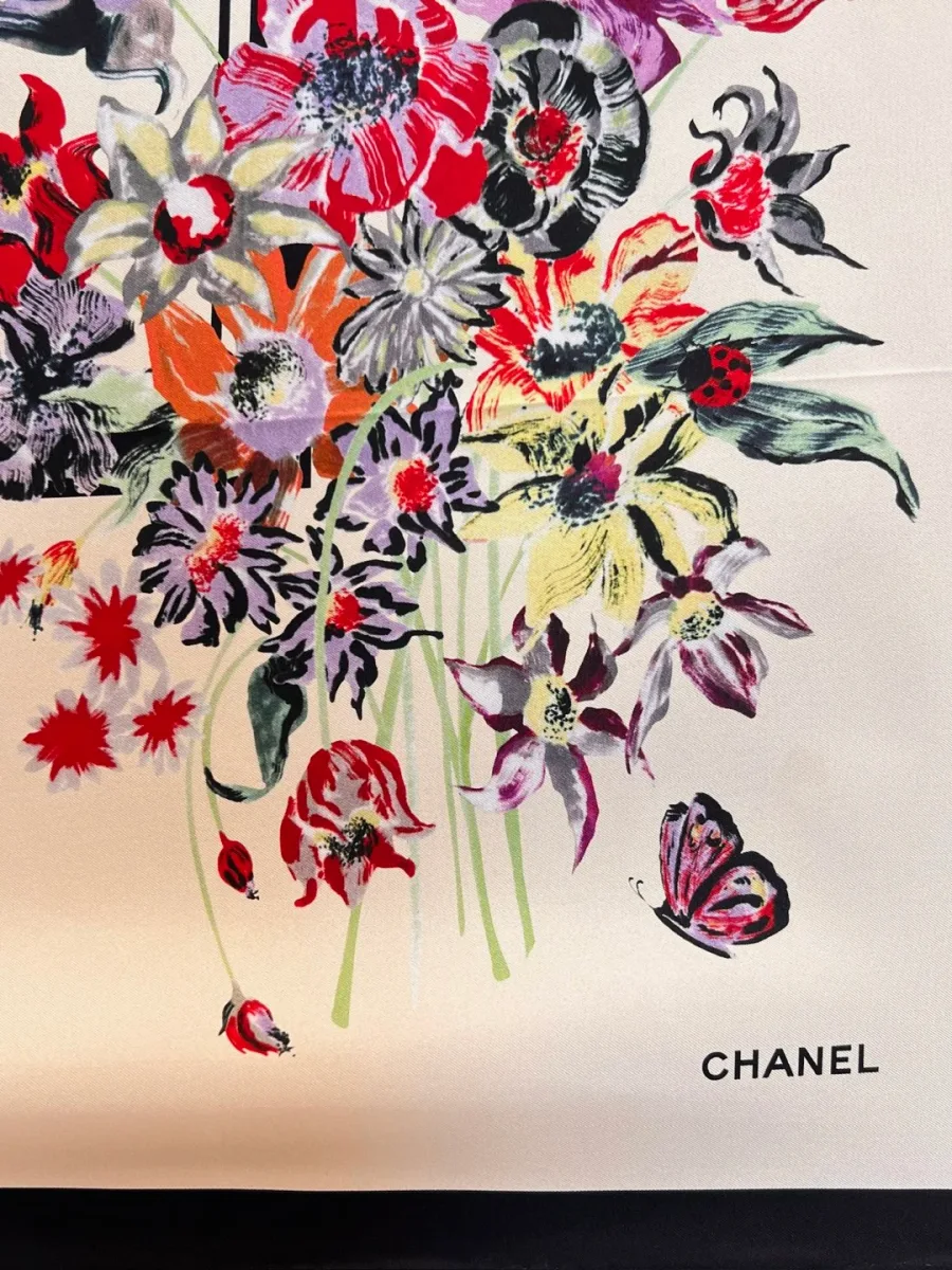 Фрагмент платка с красочным цветочным букетом и надписью Chanel