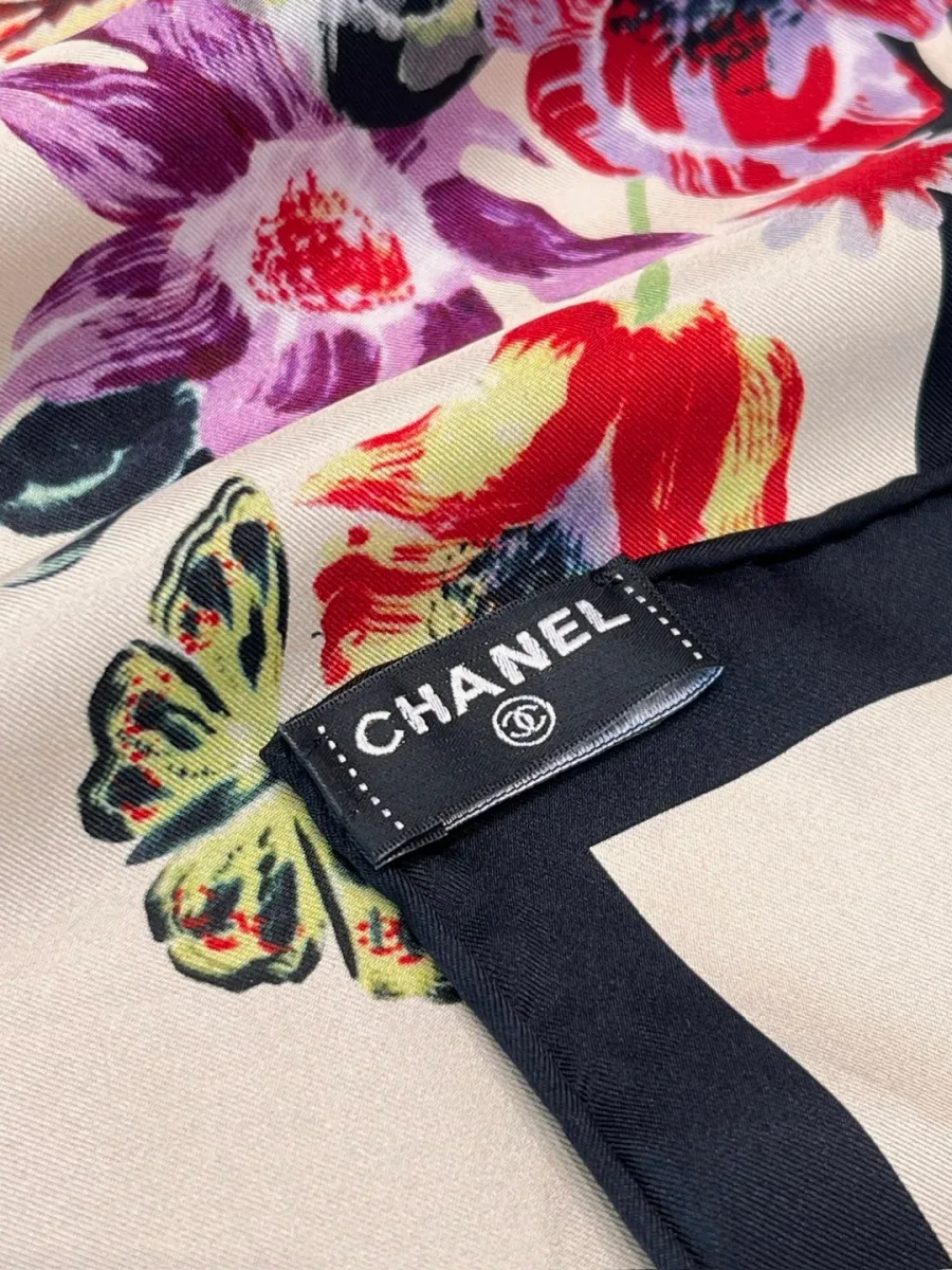 Деталь платка с фирменной биркой Chanel и обработанным краем
