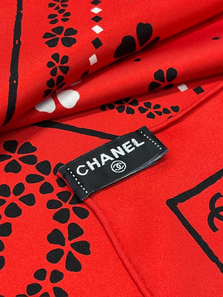 Тканевая бирка Chanel на подшитом крае красного шёлкового платка