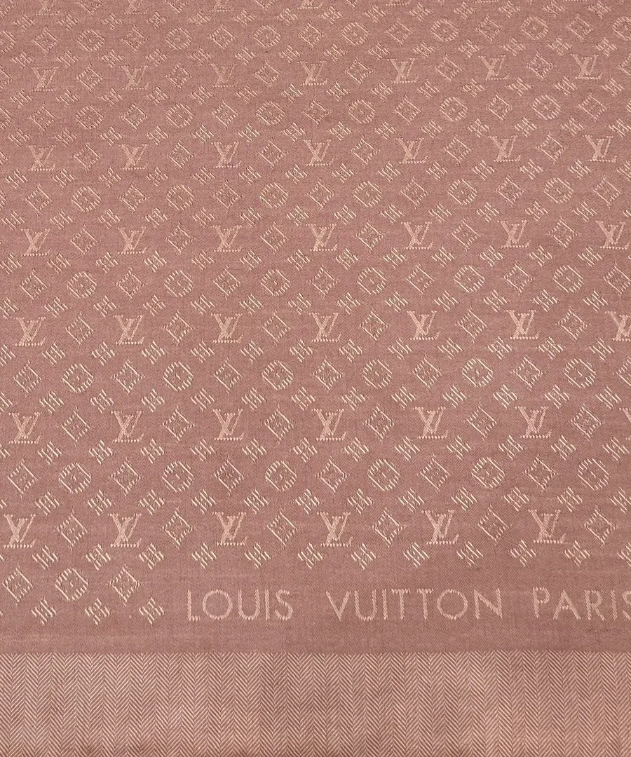 Угол шали с жаккардовым узором Monogram и надписью Louis Vuitton Paris
