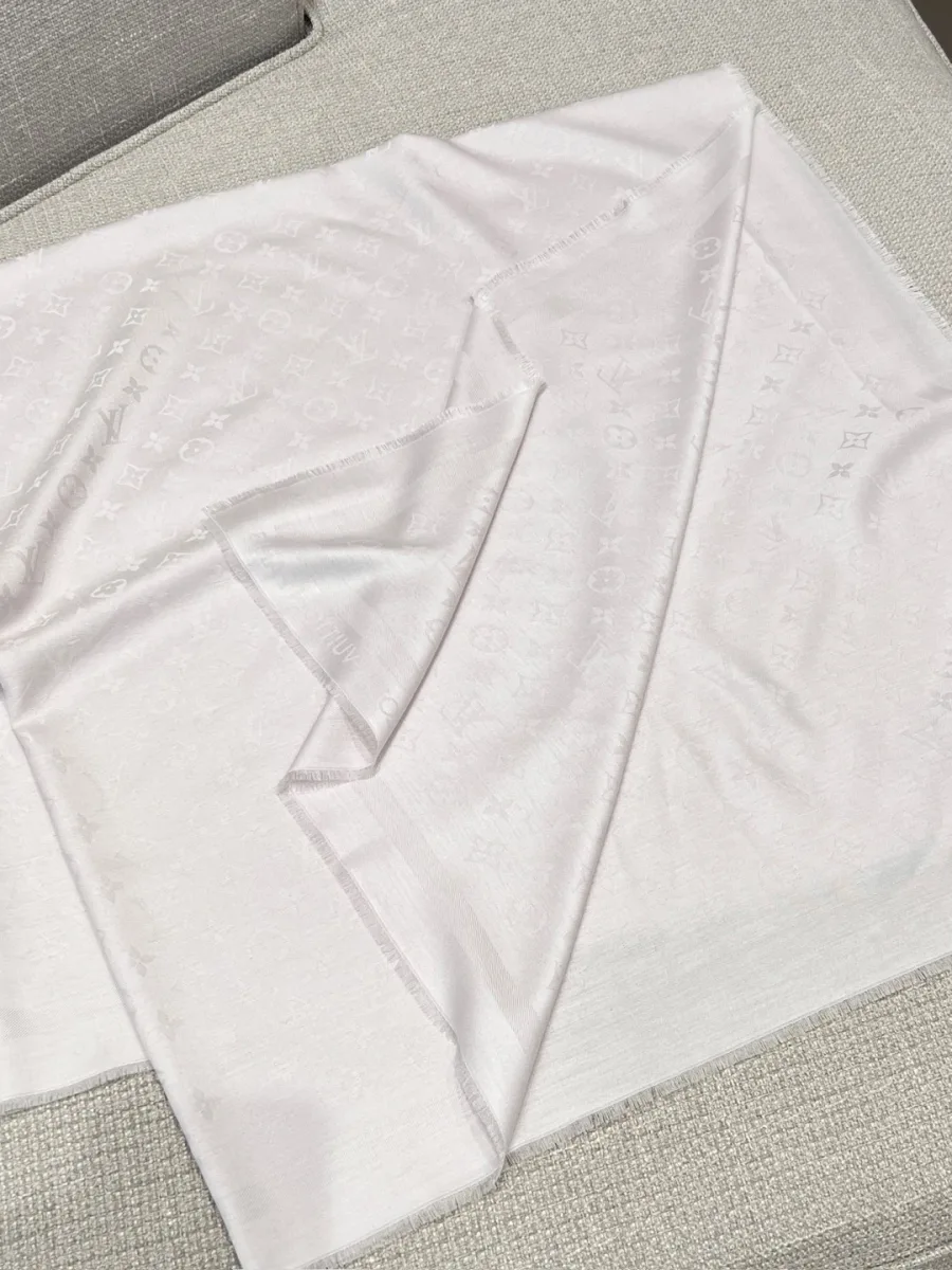 Шаль с узором Monogram, разложенная на светлой поверхности
