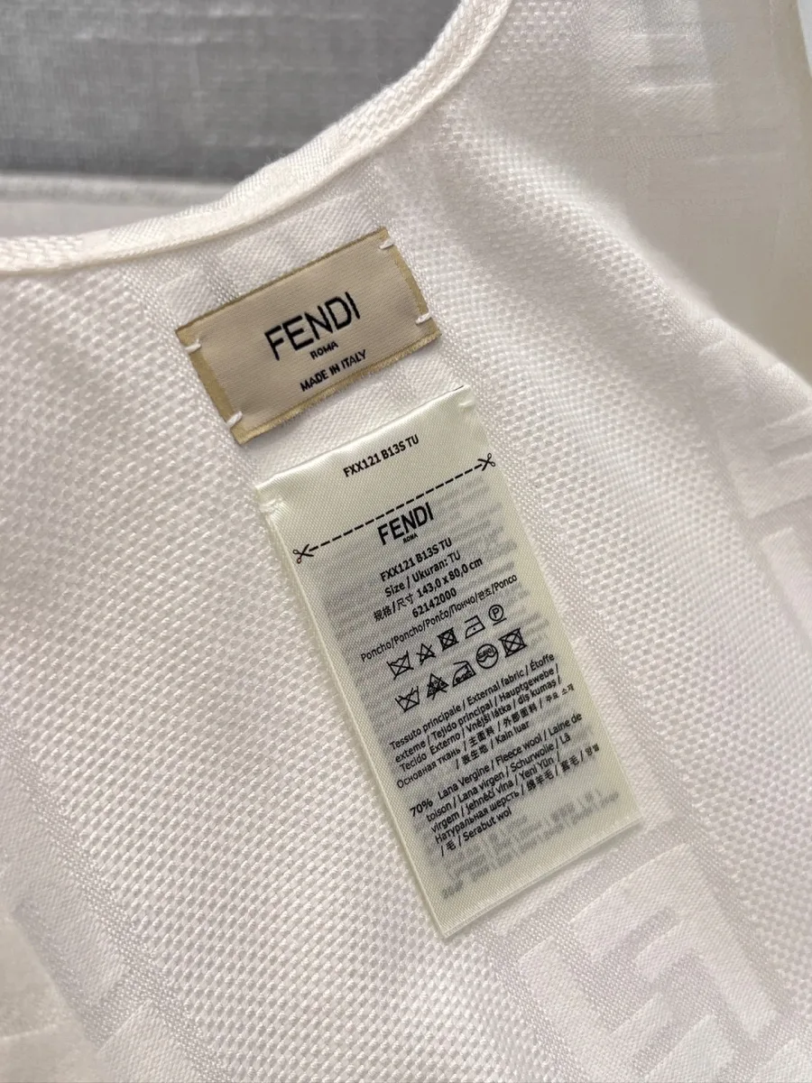 Фирменная бирка Fendi на внутренней стороне белого пончо