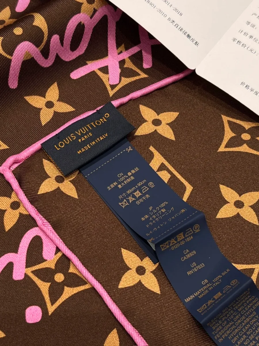 Вшитый фирменный ярлык с логотипом Louis Vuitton и составом ткани на платке