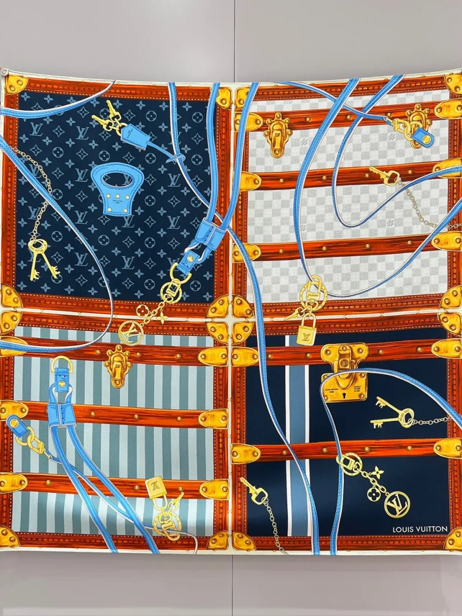 Тёмно-синий шёлковый платок Strap and Trunk Square в разложенном виде с принтом чемоданов и ремней
