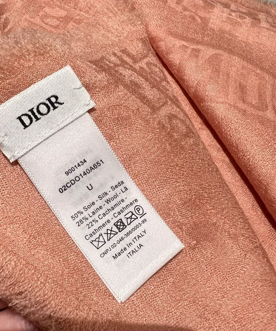 Тканевая бирка бренда Dior с указанием состава ткани на разных языках
