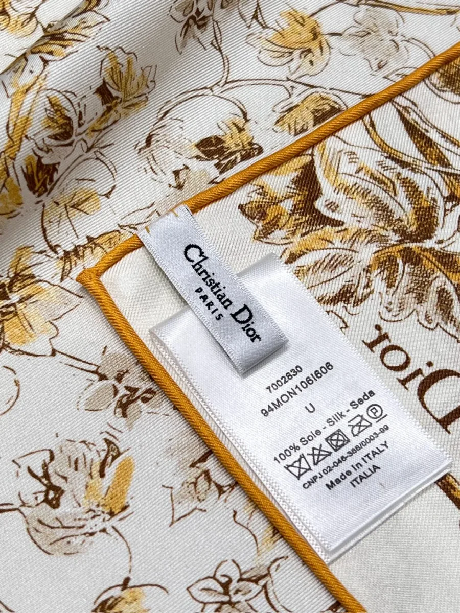 Вшитый ярлык с составом ткани и логотипом Christian Dior