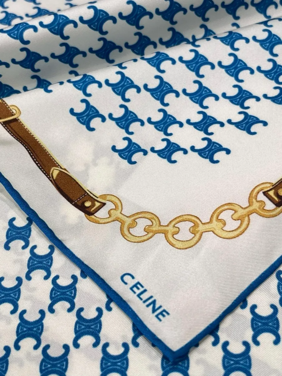 Угол шёлкового платка с логотипом Celine, синей каймой и цепочным принтом крупным планом
