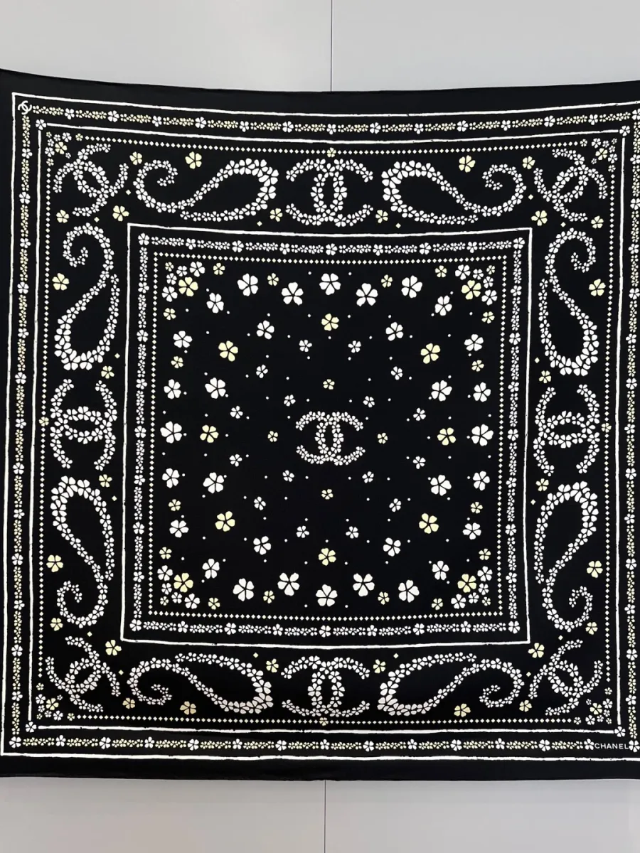 Чёрный шёлковый платок Chanel с узором пейсли и логотипом CC в расправленном виде