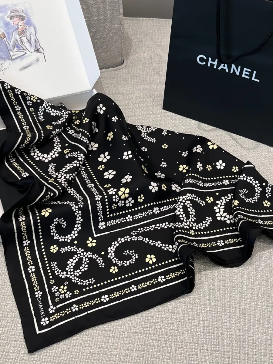 Шёлковый платок Chanel с контрастным растительным принтом, вид в драпировке рядом с коробкой