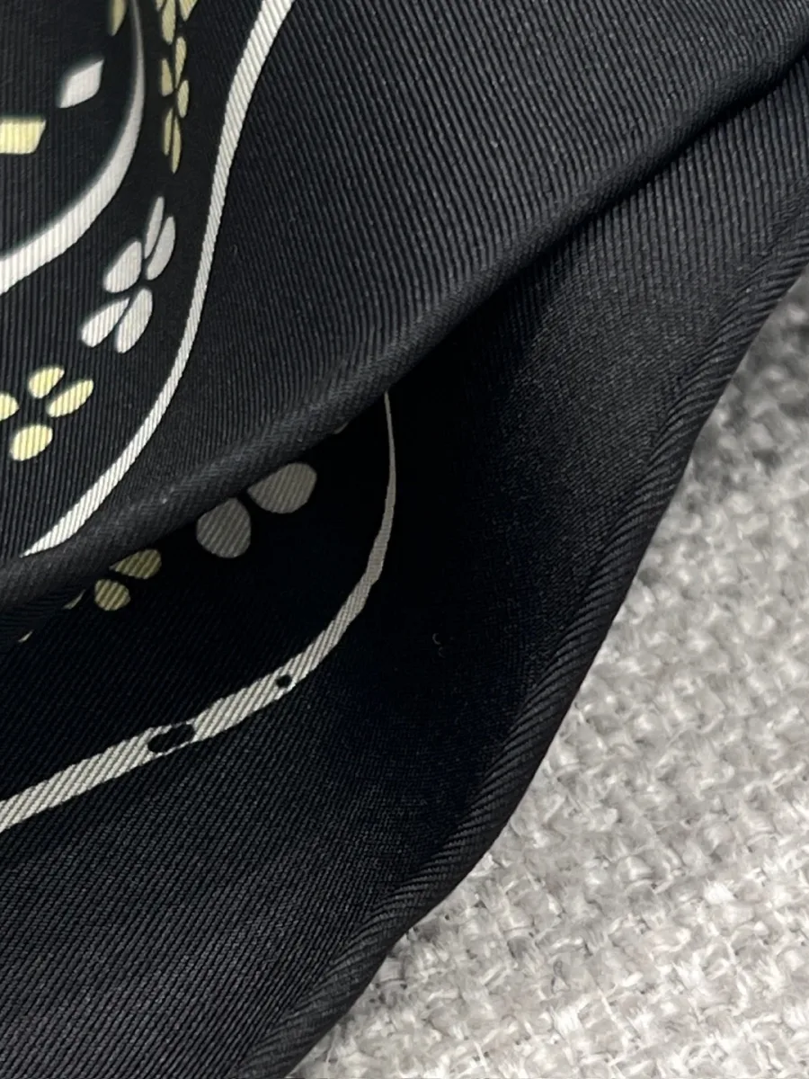 Деталь края шёлкового платка Chanel с качественной ручной подшивкой роуль