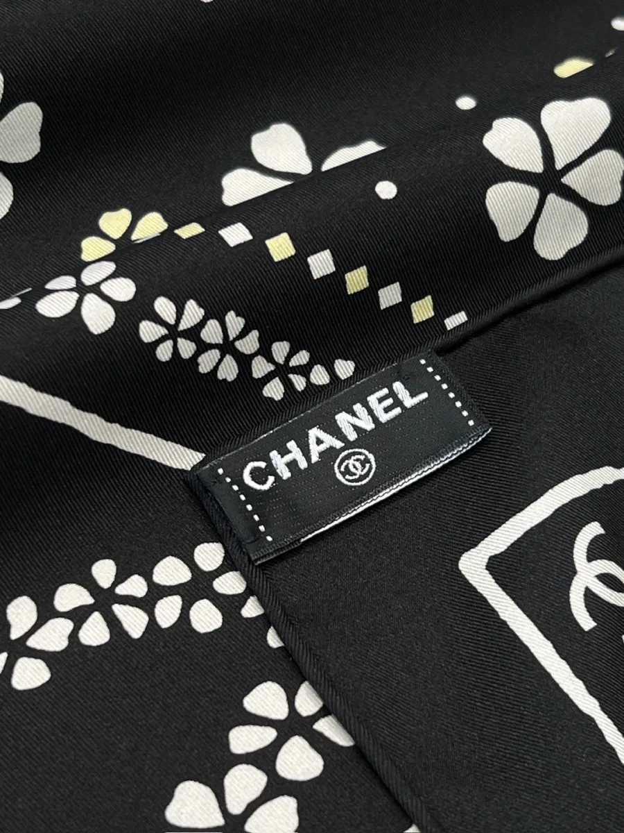 Фирменная тканевая бирка Chanel на чёрном шёлковом платке с принтом