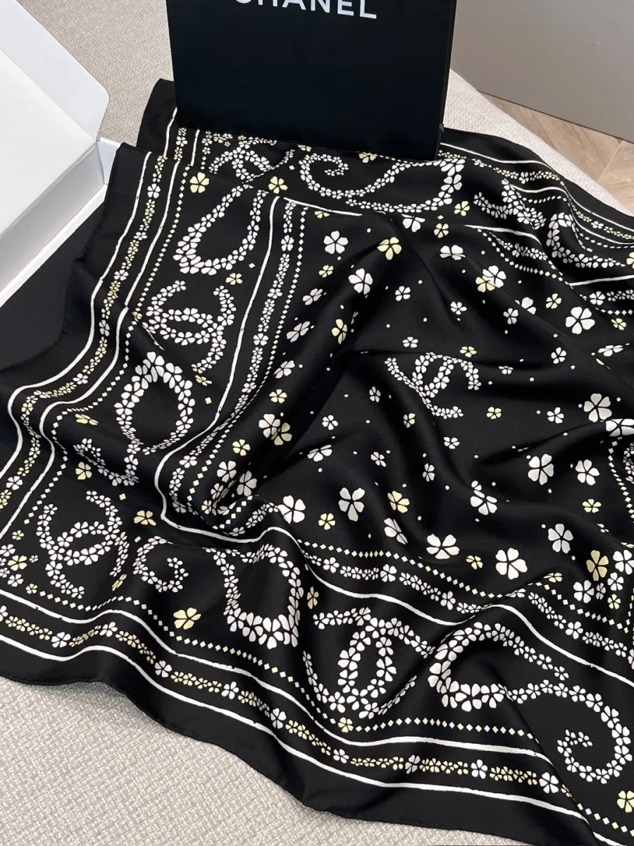 Платок Chanel с узором пейсли и монограммами CC, разложенный на плоской поверхности