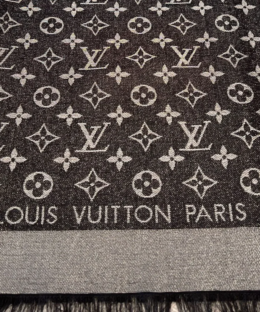 Крупный план жаккардового узора Monogram и надписи Louis Vuitton Paris