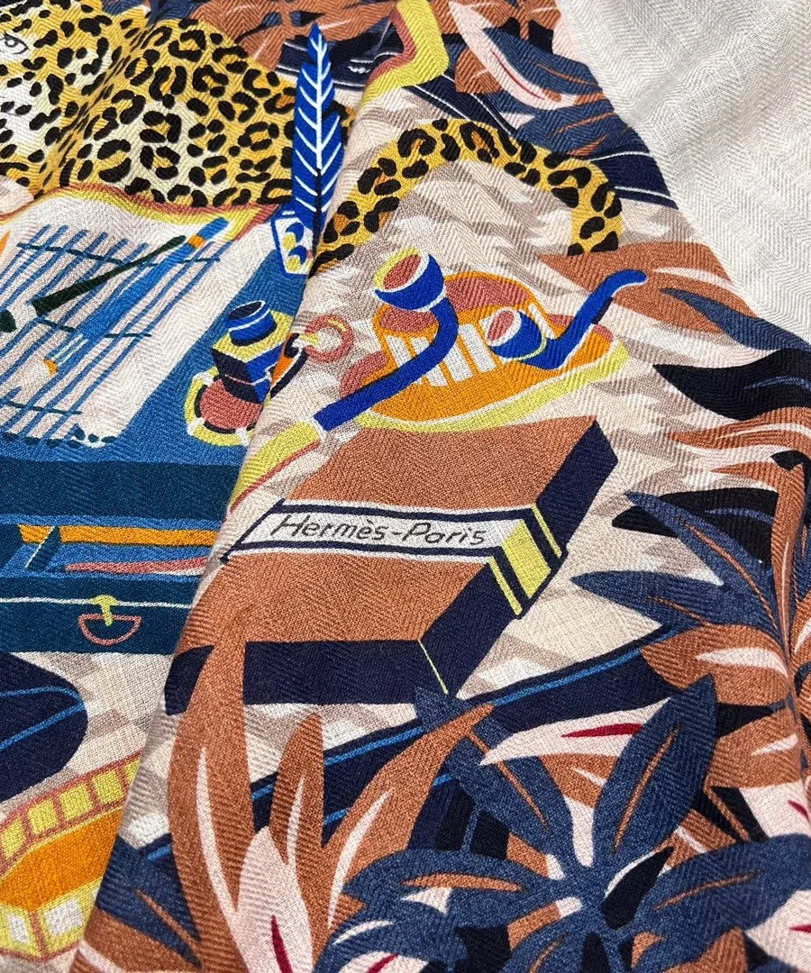 Деталь рисунка с надписью Hermès Paris и графическими элементами
