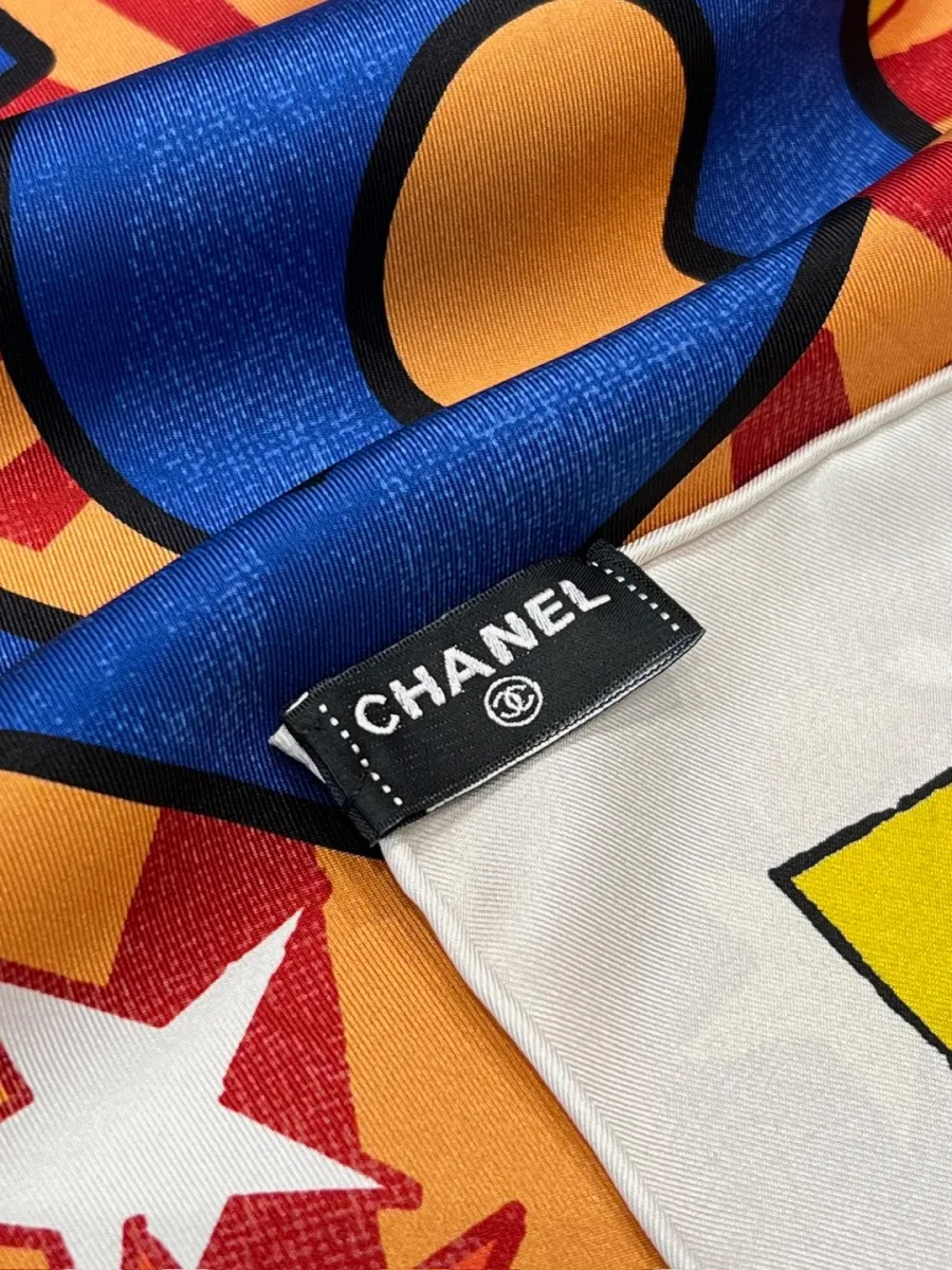 Крупный план шелковой ткани с фирменной тканевой биркой Chanel