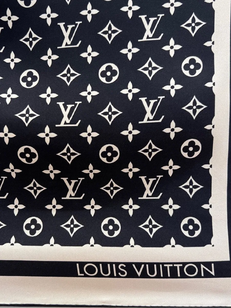 Крупный план угла платка с узором Monogram и надписью Louis Vuitton