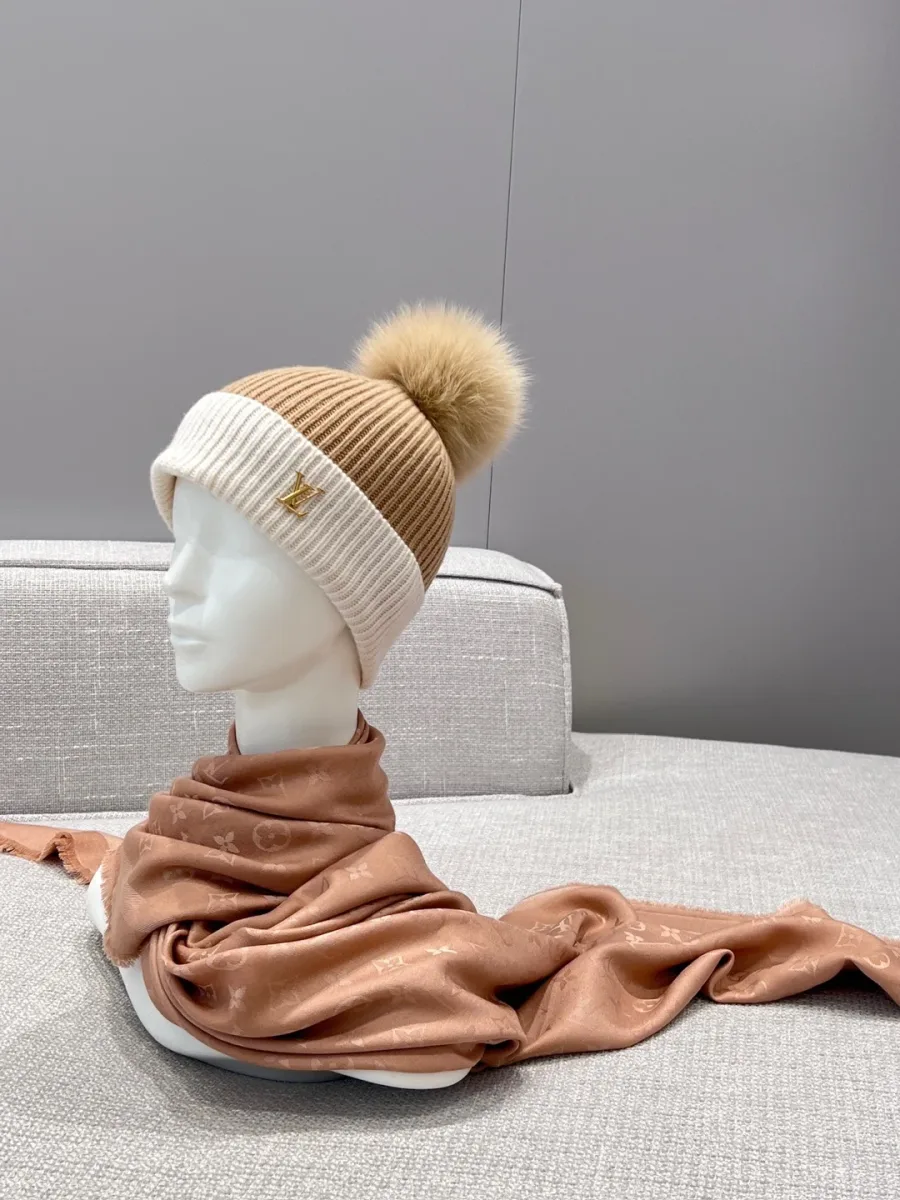 Бежевая шаль с узором Monogram, задрапированная на манекене