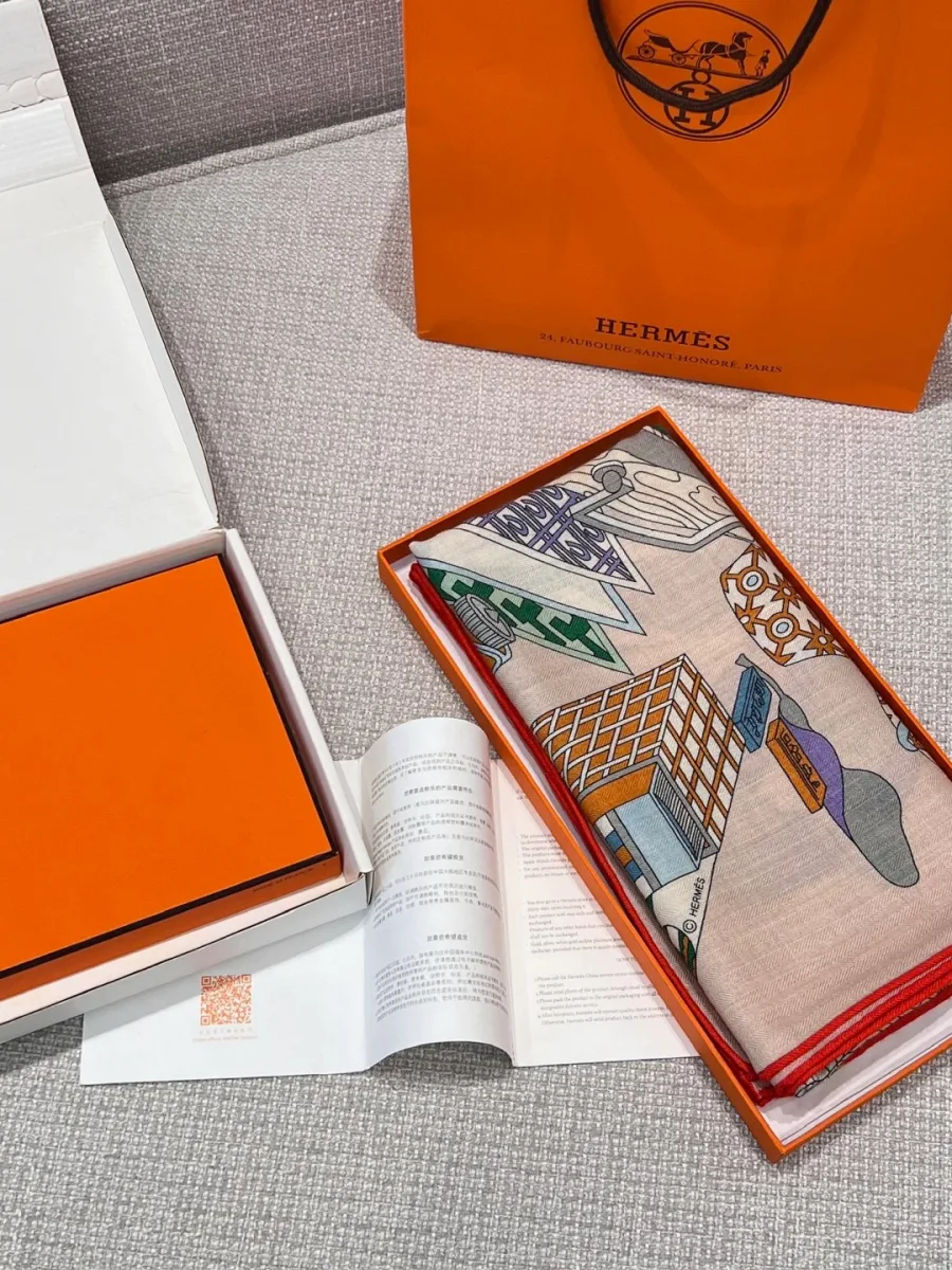 Шаль Hermes в сложенном виде в фирменной коробке с брошюрой