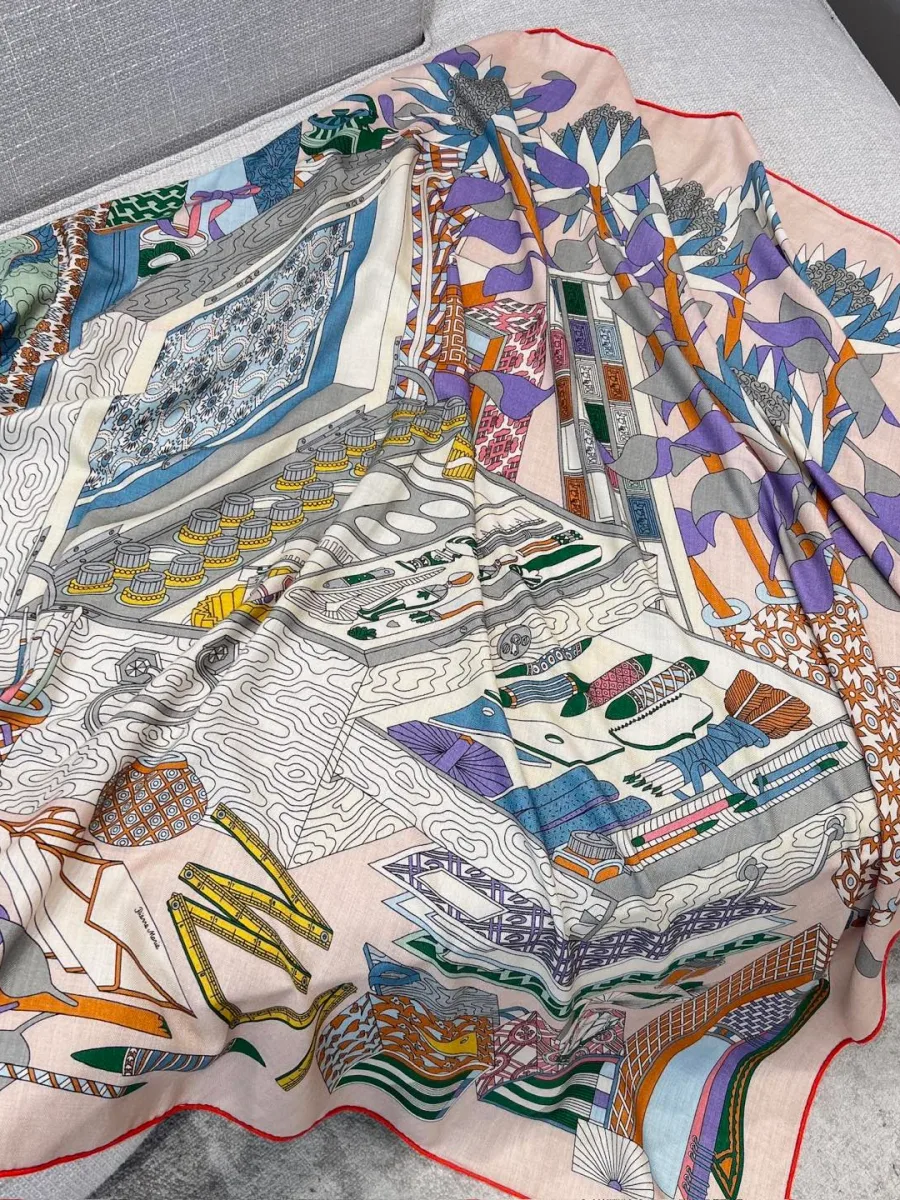 Шаль Hermes с детальным рисунком Trésors d'un Artiste на диване
