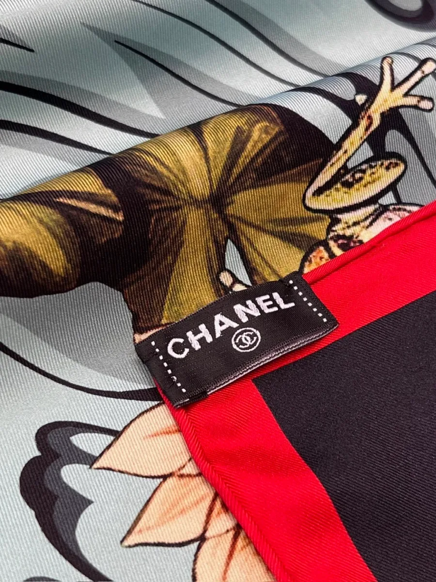 Тканевый ярлык с логотипом Chanel и фрагмент принта с лягушкой